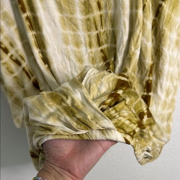 NWT- UMGEE-Women's Tie-Dye Top in Olive and tan- Size 1X - Picture 5 of 9